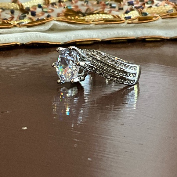 Elegant Silver Ring with Large Gemstone 7 - Picture 9 of 12